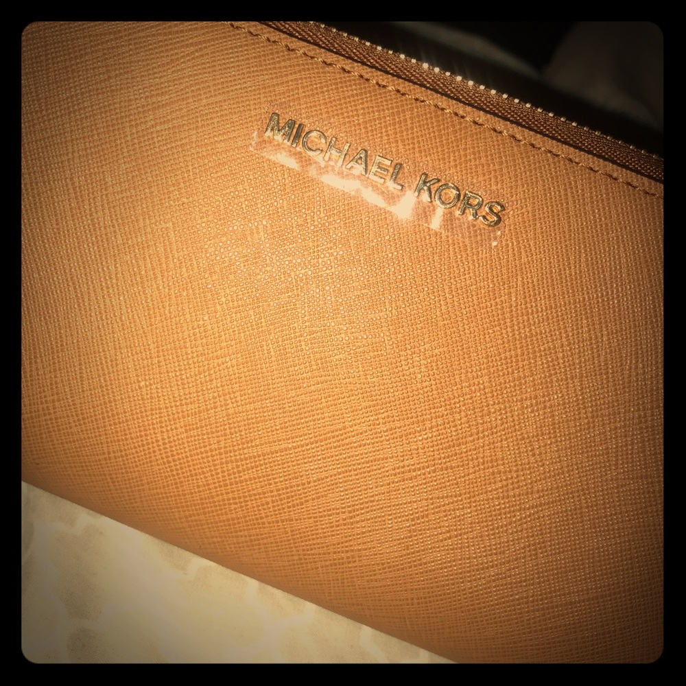 **NEW** Michael Kors Leather Wrislet Phone Case
